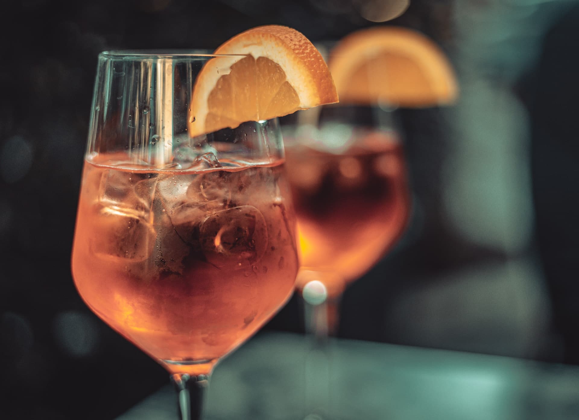 Festlige singlefester med farver, musik og social stemning